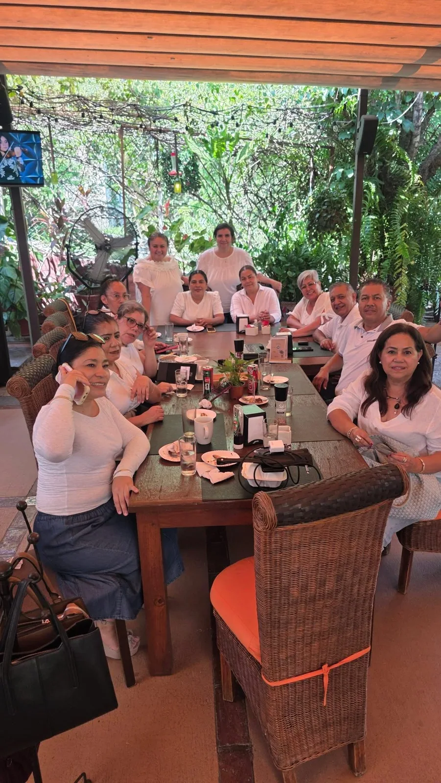 Convivencia de comensales en el jardín
