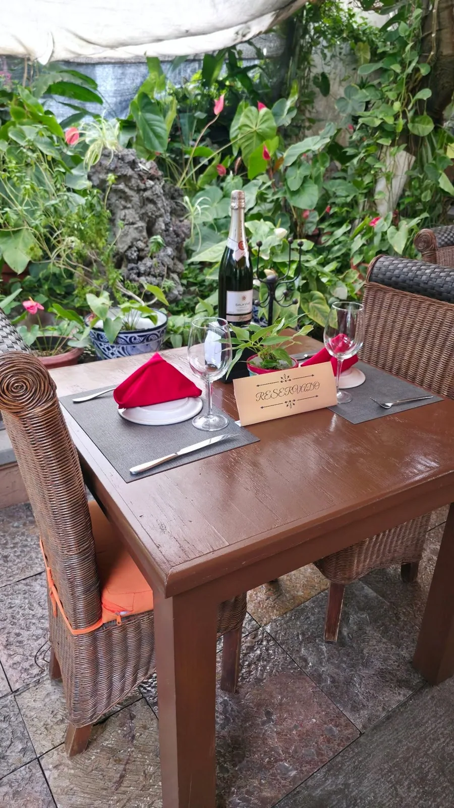 Mesa reservada en el jardín de Anturios