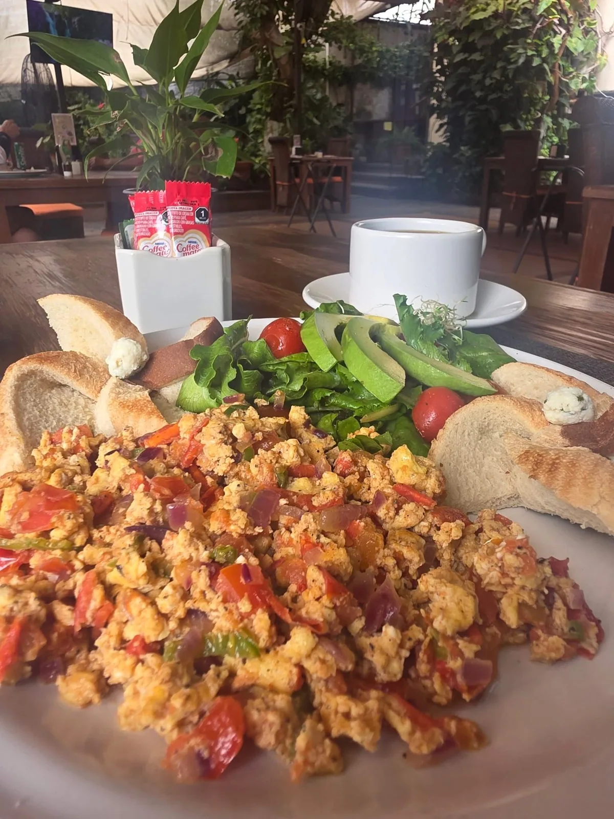 Huevos a la mexicana con ensalada y café
